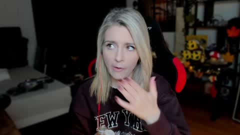 Snapshot of kimilee22 chatting on 23, 9, 2025 Wolfs Girl online show from 23, 9, 2025