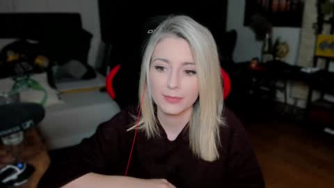 Snapshot of kimilee22 chatting on 15, 10, 2025 Wolfs Girl online show from 15, 10, 2025