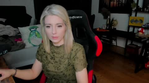 Snapshot of kimilee22 chatting on 18, 10, 2025 Wolfs Girl online show from 18, 10, 2025