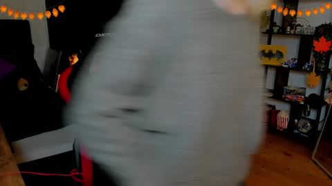 Snapshot of kimilee22 chatting on 29, 10, 2025 Wolfs Girl online show from 29, 10, 2025