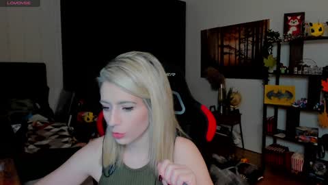 Snapshot of kimilee22 chatting on 1, 11, 2025 Wolfs Girl online show from 1, 11, 2025