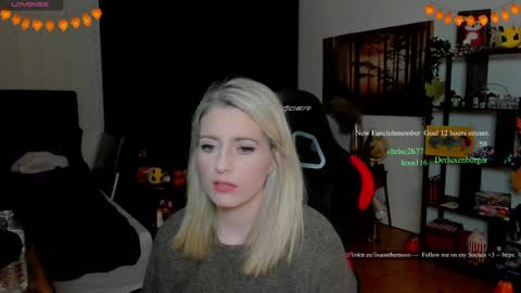 Snapshot of kimilee22 chatting on 22, 11, 2025 Wolfs Girl online show from 22, 11, 2025