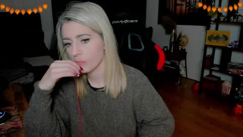 Snapshot of kimilee22 chatting on 25, 11, 2025 Wolfs Girl online show from 25, 11, 2025