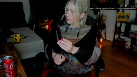 Snapshot of kimilee22 chatting on 27, 11, 2025 Wolfs Girl online show from 27, 11, 2025