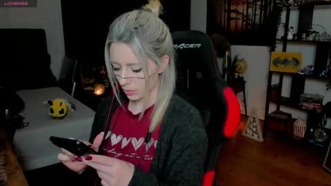 Snapshot of kimilee22 chatting on 30, 11, 2025 Wolfs Girl online show from 30, 11, 2025