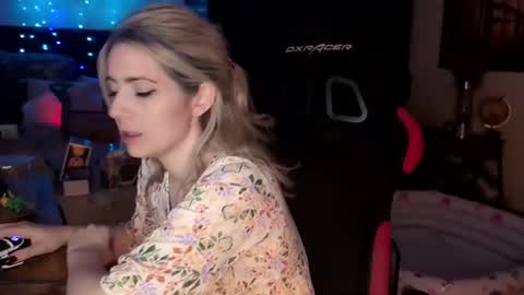 Wolfs Girl online show from 19, 7, 2026