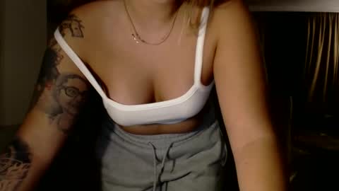 Snapshot of kimlee4 chatting on 6, 11, 2025 Kim Lee online show from 6, 11, 2025