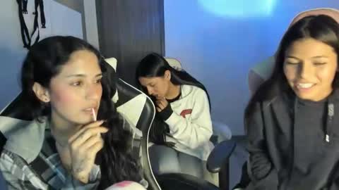 Snapshot of kimmi_foxy chatting on 5, 11, 2025 kimmi online show from 5, 11, 2025