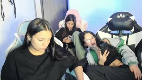 Snapshot of kimmi_foxy chatting on 12, 11, 2025 kimmi online show from 12, 11, 2025