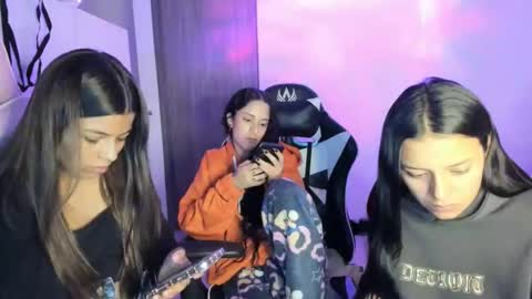 Snapshot of kimmi_foxy chatting on 2, 12, 2025 kimmi online show from 2, 12, 2025