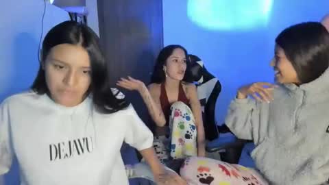 Snapshot of kimmi_foxy chatting on 4, 12, 2025 kimmi online show from 4, 12, 2025