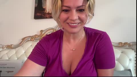 Snapshot of kiradivine chatting on 21, 10, 2025 KiraDivine online show from 21, 10, 2025