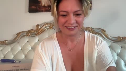 Snapshot of kiradivine chatting on 30, 10, 2025 KiraDivine online show from 30, 10, 2025