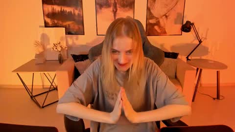 Snapshot of kiramontoyaa chatting on 5, 3, 2025 Kira online show from 5, 3, 2025