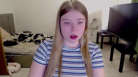 Snapshot of kitten_jenny01 chatting on 13, 10, 2025 Jennyblonde and Emmabrunette online show from 13, 10, 2025