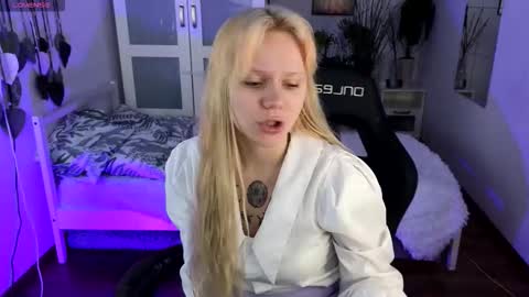 Snapshot of kitten_murray chatting on 8, 11, 2025 barbara online show from 8, 11, 2025