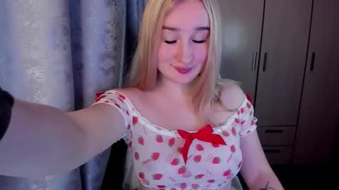 Snapshot of kitten_sun chatting on 29, 10, 2025 kitten_sun online show from 29, 10, 2025