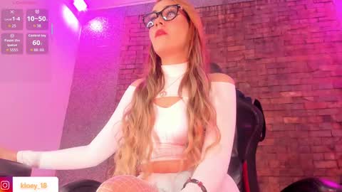 Snapshot of kloey_hoot chatting on 13, 9, 2025 Kloey online show from 13, 9, 2025