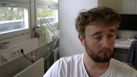 Snapshot of knisley chatting on 16, 10, 2025 Knisley online show from 16, 10, 2025