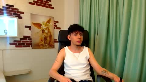 Snapshot of krewvaughn chatting on 11, 10, 2025 KrewVaughn online show from 11, 10, 2025