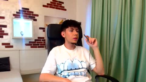 Snapshot of krewvaughn chatting on 12, 10, 2025 KrewVaughn online show from 12, 10, 2025