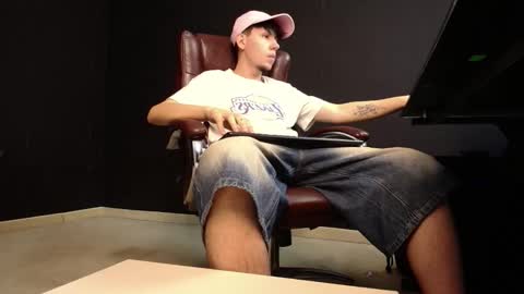 Snapshot of krewvaughn chatting on 17, 10, 2025 KrewVaughn online show from 17, 10, 2025