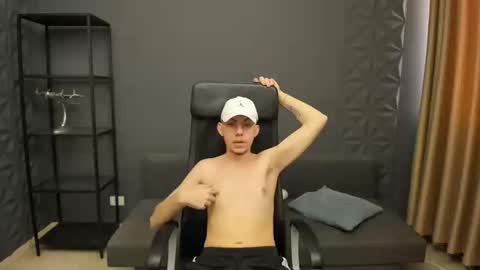 Snapshot of krewvaughn chatting on 13, 3, 2026 KrewVaughn online show from 13, 3, 2026