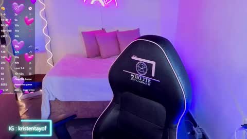 Snapshot of kristen_tay chatting on 19, 10, 2025 kristen_tay online show from 19, 10, 2025