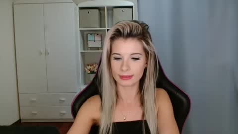 Snapshot of kristineamore chatting on 25, 11, 2025 KristineAmore online show from 25, 11, 2025