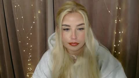 Snapshot of kristyflowers chatting on 6, 1, 2025 KristyFlowers online show from 6, 1, 2025