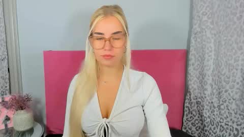 Snapshot of kristyflowers chatting on 12, 10, 2025 KristyFlowers online show from 12, 10, 2025