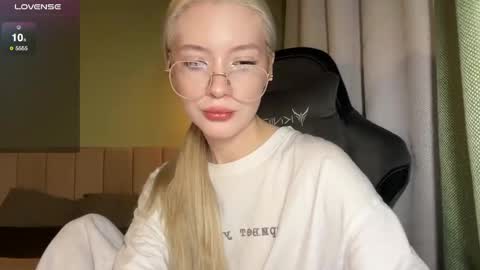 Bella and Alexandra online show from 12, 5, 2026