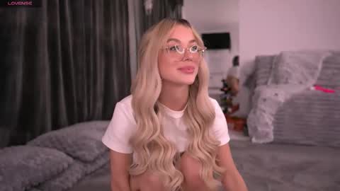 Snapshot of kyliejoyce chatting on 21, 10, 2025 Kylie online show from 21, 10, 2025