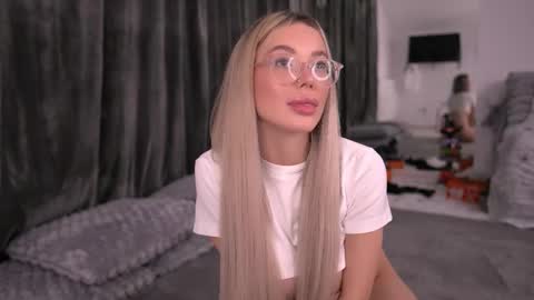 Snapshot of kyliejoyce chatting on 28, 10, 2025 Kylie online show from 28, 10, 2025