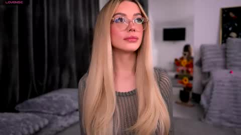 Snapshot of kyliejoyce chatting on 3, 12, 2025 Kylie online show from 3, 12, 2025