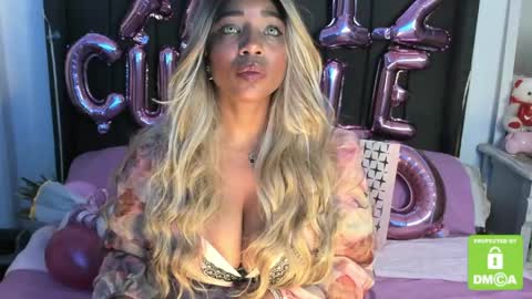 kylie white boobs online show from 17, 4, 2026