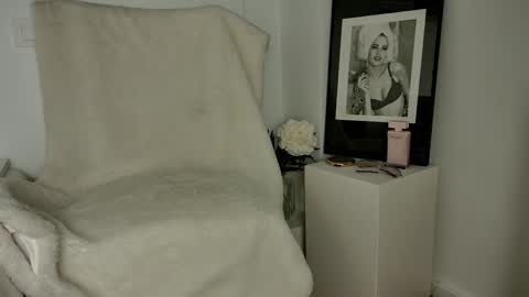 Snapshot of l_blond chatting on 19, 12, 2024 Sara Bella online show from 19, 12, 2024
