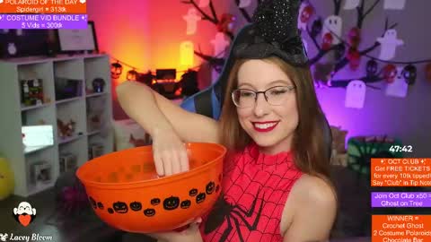 Snapshot of laceybloom chatting on 31, 10, 2025 Lacey Bloom online show from 31, 10, 2025