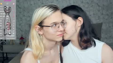 Violet and Isabel online show from 28, 7, 2026