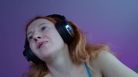 Snapshot of ladybigsmile chatting on 5, 11, 2025 Sima Ladybigsmile online show from 5, 11, 2025