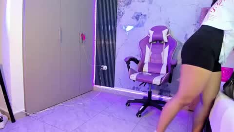 Snapshot of laly_cherry_ chatting on 5, 10, 2025 Laura online show from 5, 10, 2025