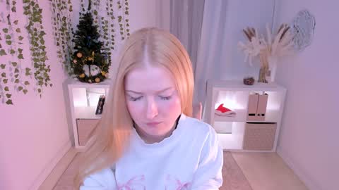 Snapshot of laly_peach chatting on 5, 1, 2025 Laly online show from 5, 1, 2025