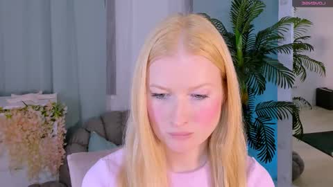 Snapshot of laly_peach chatting on 6, 10, 2025 Laly online show from 6, 10, 2025