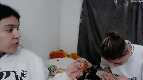 Snapshot of lannie_gonzales chatting on 12, 1, 2025 LANNIE online show from 12, 1, 2025