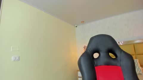 Snapshot of larsonmia chatting on 11, 9, 2025 MIA online show from 11, 9, 2025