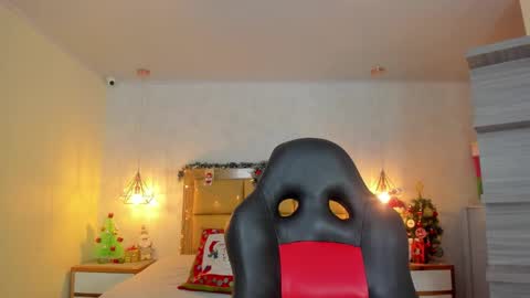 Snapshot of larsonmia chatting on 20, 12, 2025 MIA online show from 20, 12, 2025