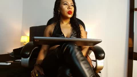 Snapshot of laryssa_swayer chatting on 2, 10, 2025 Laryssa online show from 2, 10, 2025