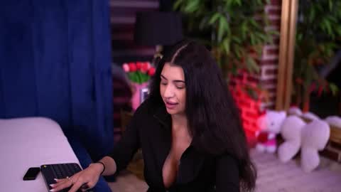 Latina online show from 2, 2, 2026