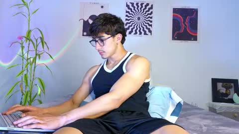 Snapshot of latinguyxl chatting on 16, 10, 2025 Logan online show from 16, 10, 2025