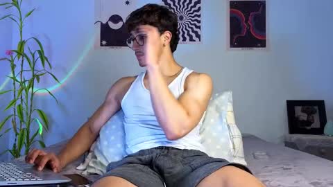 Snapshot of latinguyxl chatting on 22, 10, 2025 Logan online show from 22, 10, 2025